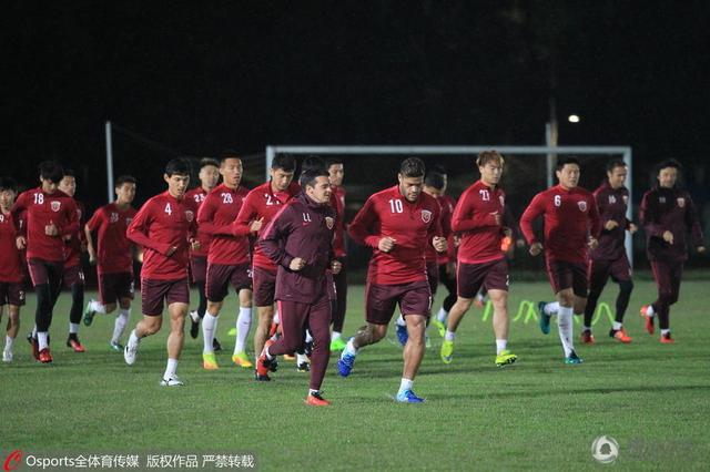 片场夸夸群欢声笑语不停林一夸赵今麦会走路惹笑点青春里总有这样一群人，懂你的奇奇怪怪也陪你可可爱爱